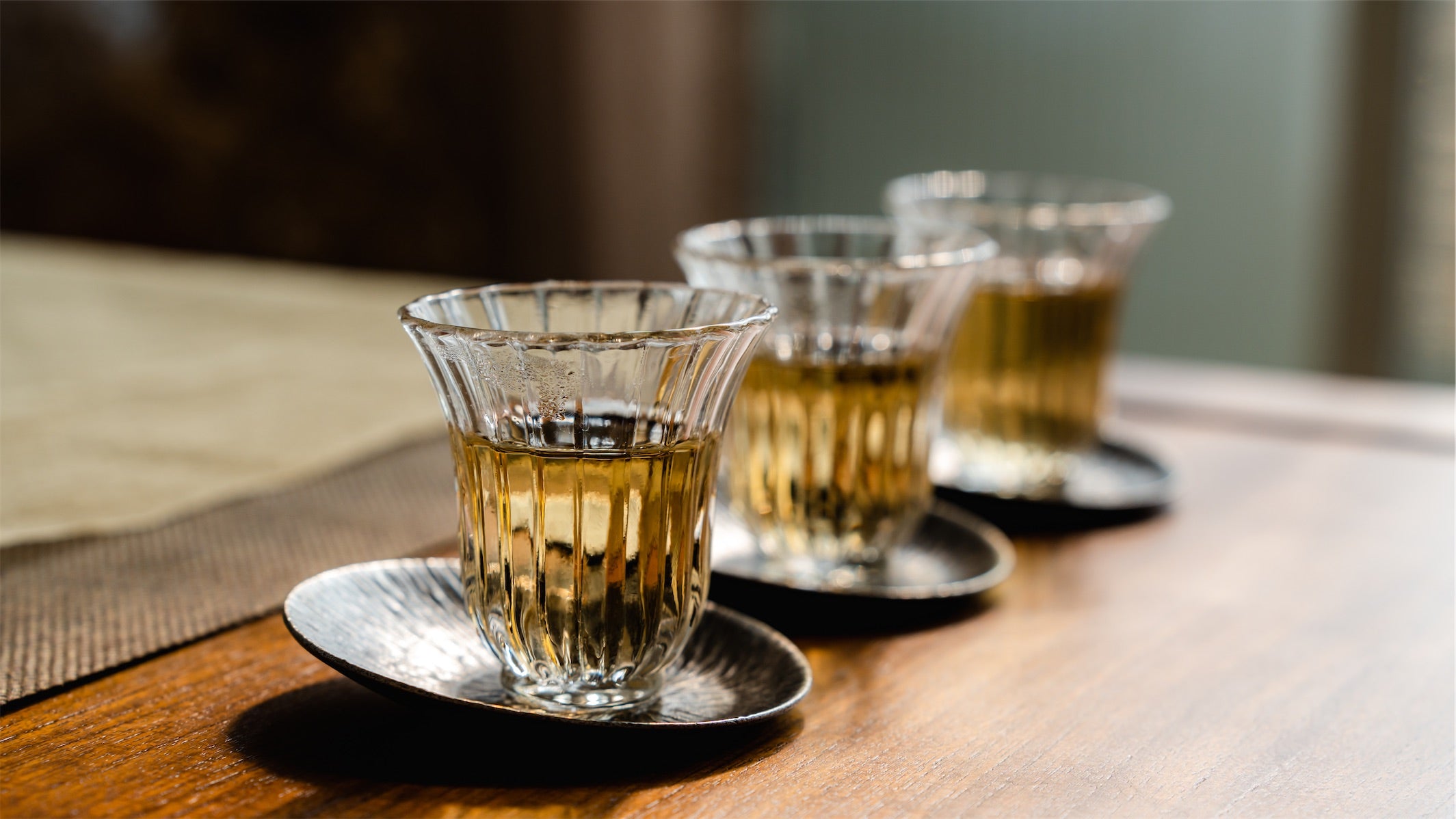 玻璃茶器中呈現黃金色澤的茶